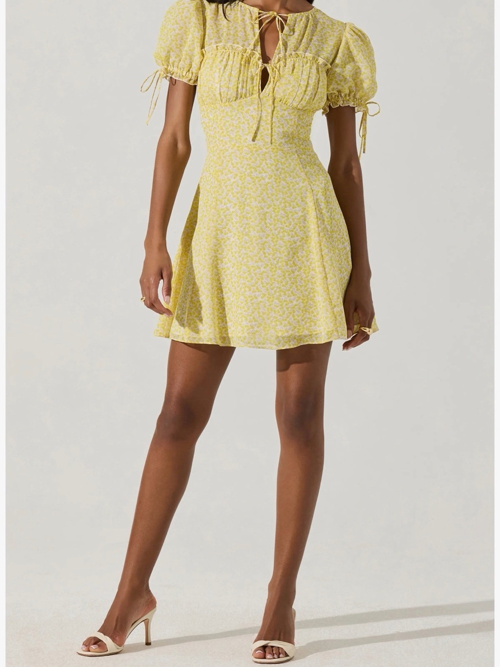 Astr Women’s Yellow Floral Tie-Front Mini Puff Sleeve Dress. XS